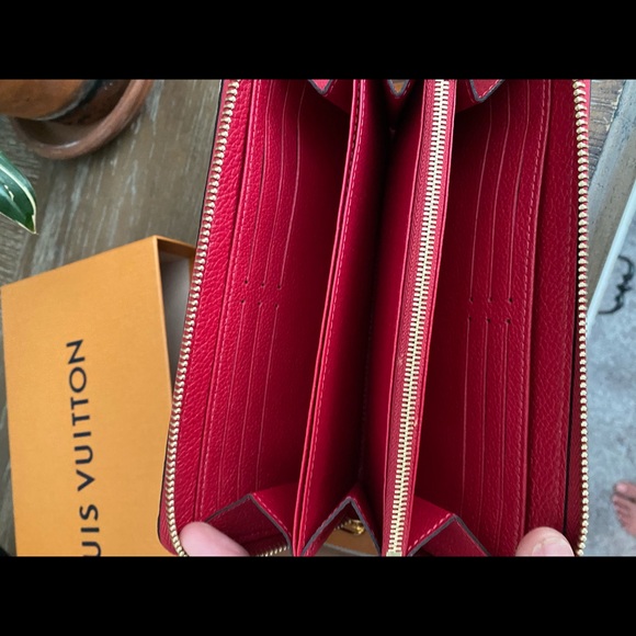Scarlett Louis Vuitton zippy Wallet - Picture 9 of 11